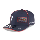 Gorra New Era 9forty Red Bull Racing, color azul marino con detalles en rojo. Presenta el logo de Oracle Red Bull Racing en el frente, el número 1 de Max Verstappen en el lateral izquierdo y el logo de AlphaTauri en el lateral derecho.