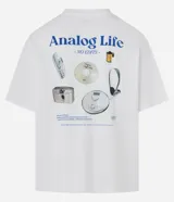 Remera de algodón blanca, corte oversized, con estampa gráfica en la espalda que incluye un teléfono antiguo, un CD, una cámara fotográfica, auriculares y un reproductor de CD portátil, junto al texto "Analog Life - NO EDITS -".