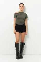 Top verde militar con escote asimétrico off-shoulder, manga corta y frunces laterales.