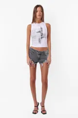 Musculosa blanca de algodón con cuello redondo y estampado en el frente.