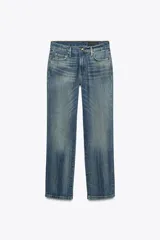 Pantalón de jean de tiro bajo, corte recto y largo cropped. Tiene cinco bolsillos, efecto lavado y cierre frontal con cremallera y botón.