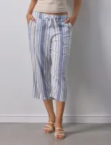 Pantalón capri de lino estampado marca Dash, con pretina ancha elastizada y bolsillos inclinados en la parte delantera.