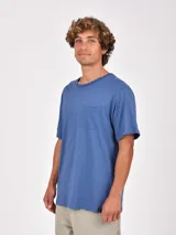 Remera de manga corta color verde oliva, con cuello redondo y un bolsillo frontal en el pecho.