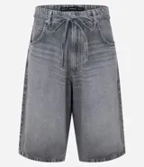 Bermuda de jean gris con lavado dirty, corte super baggy, bolsillos y cinturón de lazo en la cintura.