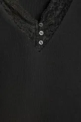 Camiseta color crema de tejido de punto rib, corte slim fit, escote en pico con detalle de encaje y mangas cortas.