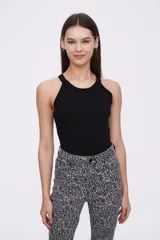 Musculosa negra ajustada al cuerpo, con escote redondo y diseño sin mangas.