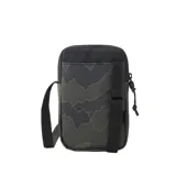 Morral Rip Curl Slim Pouch Search Camo con estampado de camuflaje en tonos verdes y negros, con logo de la marca en el frente.
