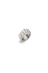 Anillo de plata con diseño texturizado y forma geométrica.