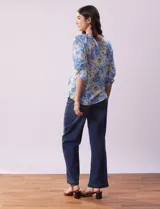Blusa de modal estampado con flores en tonos azul y amarillo, marca Ruby Rd. Manga ¾ con terminación anudada.