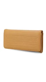 Billetera larga color mostaza de símil cuero con tapa y repartición con cierre. Compartimento con tarjeteros y bolsillos. Compartimento posterior incluye monedero con cierre, tarjeteros y billetes. Bolsillo atrás con cierre.