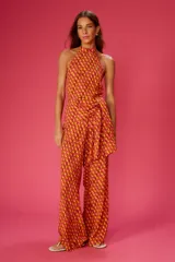 Blusa halter con estampado de corazones en tonos naranja, amarillo y rosa.