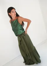 Top dorado de lentejuelas con breteles finos y ribete de cuero marrón.