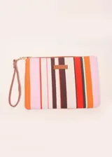 Sobre de algodón a rayas verticales de colores naranja, rosa, marrón, rojo y blanco. Tiene cierre superior con cremallera y tira de cuero marrón para la muñeca.
