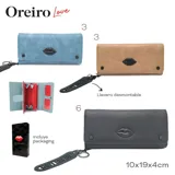 Billetera color beige con aplique de labios negros y correa de mano.