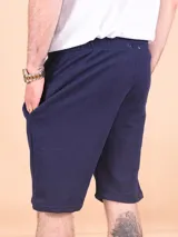 Short negro de corte recto con cintura elastizada y cordón ajustable.