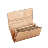 Monedero tipo sobre color beige charolado con logo Terrano en placa metálica plateada. Tiene cierre con broche imán, gran capacidad interior y bolsillo con cierre.