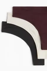 Pack de tres bombachas tipo colaless en microfibra, una negra, una blanca y una bordó. Modelo de tiro bajo con refuerzo interior y corte alto atrás.