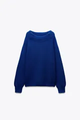 Sweater azul de tejido de punto acanalado, con cuello redondo amplio y mangas largas.