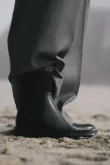 Botín Chelsea negro de charol con caña de tejido elástico acanalado y tacón ancho.