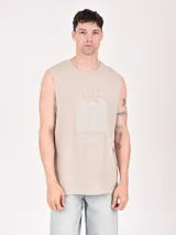 Musculosa color beige con estampado frontal de líneas blancas formando olas y texto con la leyenda "SURFING CALIFORNIA VENICE BEACH".