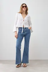Jean de denim azul de corte oxford.