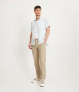 Pantalón de hombre color beige, confeccionado en sarga de algodón y elastano. Presenta cintura de sastrería, trabillas y bolsillos.
