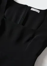 Vestido corto de color verde esmeralda, de corte ajustado, con escote cuadrado y mangas largas.