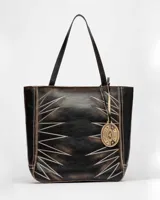 Bolso tote de cuero negro con efecto desgastado y apliques de costuras en forma de rayos. Tiene doble asa de hombro y un dije circular de madera con el logo de la marca.