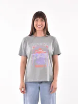 Remera blanca de algodón con estampado de limones y texto en azul.