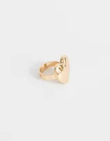 Anillo dorado de metal con forma de corazón.
