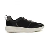 Zapatillas grises con detalles en lila, cordones elásticos y suela blanca.