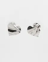 Aros colgantes cortos con forma de corazón de metal plateado con textura ondulada.