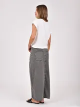 Falda larga de denim color celeste claro, de corte recto, con abertura frontal abotonada.