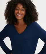 Pijama largo de dos piezas: blusa de manga larga con cuello en V y pantalón con estampado de cuadros grid.