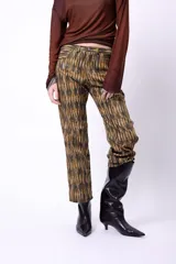 Pantalón recto con estampado abstracto en tonos marrones y negros, tiro medio.