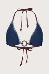 Top de bikini azul marino con costuras blancas en los bordes y tiras marrones que se atan al cuello y a la espalda.