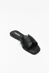 Sandalias bajas color marrón con capellada entrelazada.