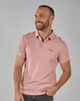 Remera polo lisa color crema, confeccionada en 72% algodón y 28% poliéster, con cuello clásico y tapeta de dos botones.