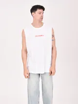 Musculosa negra con cuello redondo y sisa amplia, con pequeño estampado de palmera en el pecho.