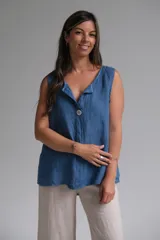 Musculosa azul de lino italiano con botón de madera en el escote y costura central.
