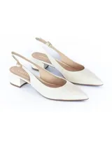 Zapato de cuero sintético color crema, con talón descubierto, punta fina y taco cuadrado bajo.