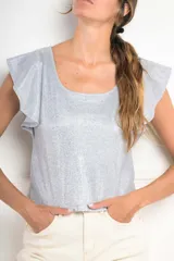 Remera plateada brillante con escote cuadrado y mangas cortas con volados.