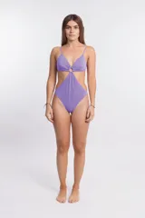 Malla enteriza color violeta con efecto lurex, escote triangular, tirantes finos y argolla metálica en el centro que une el top con la parte inferior. Presenta cortes laterales en la cintura.