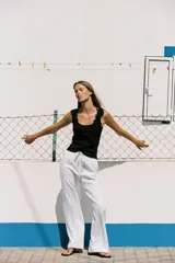Camiseta blanca de tirantes anchos con aplicación de crochet a tono.