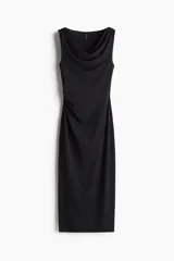 Vestido midi negro sin mangas en punto elástico con leve brillo. Modelo ajustado con frunces en escote, hombros y en un lateral de la cintura para crear un efecto drapeado.