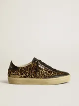 Zapatillas Golden Goose modelo Soul Star con estampado animal print de leopardo, detalles en cuero marrón y suela color crema.