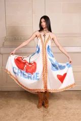 Vestido largo de tirantes finos con escote en V, estampado con cerezas, corazones y letras.