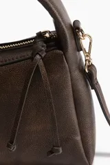 Cartera cruzada marrón con asa corta y correa extraíble.