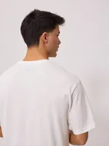 Remera negra de corte holgado confeccionada en algodón.