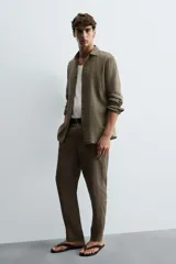 Pantalón de vestir color beige claro, de corte recto, confeccionado en lino.